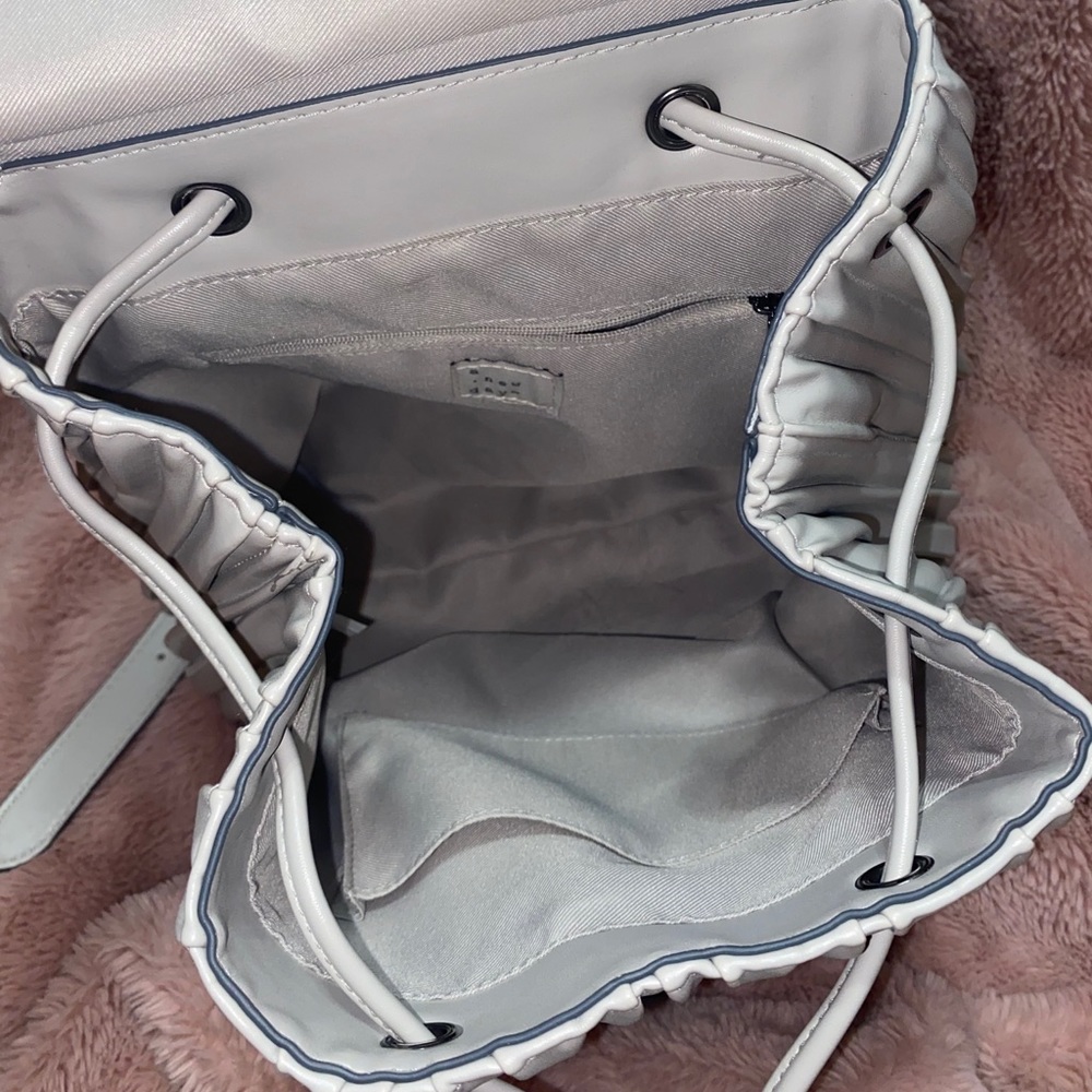 Backpack - Picture 3 of 6